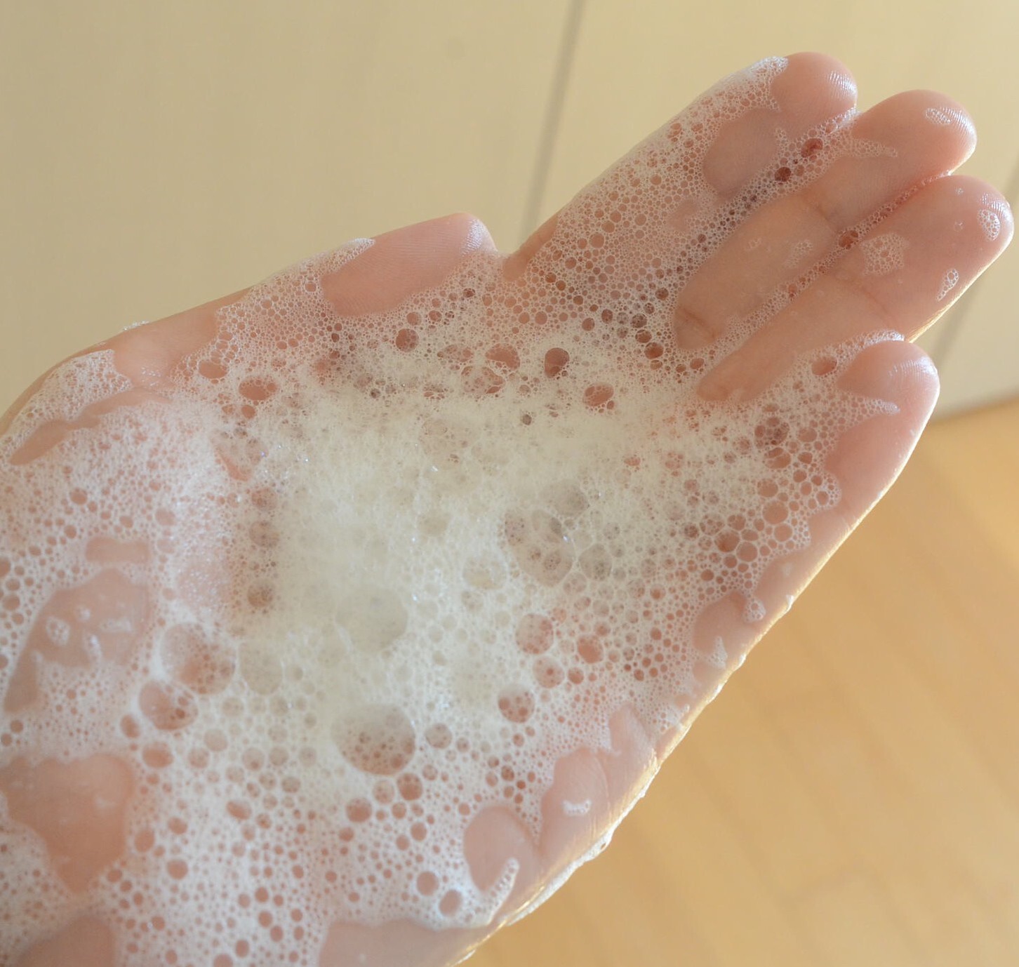 Femcare? Wat je lichaam echt nodig heeft is dat jij weet hoe het zit, menstruatiebloed reinigt je voldoende. je hebt geen middeltjes nodig. Overgangsverpleegkundige Stef Boes adviseert