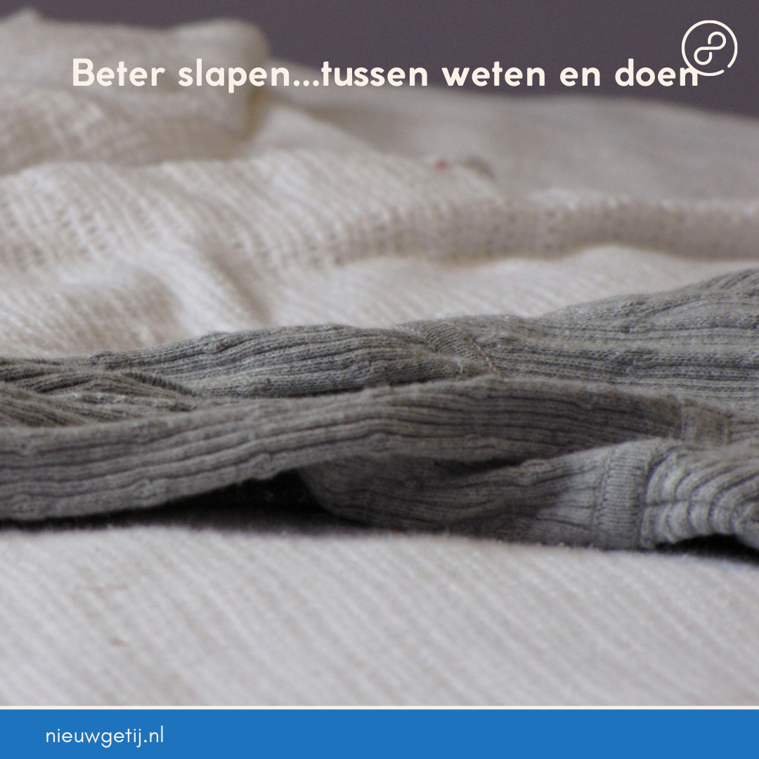 Een deatilopname van een bed, met de tekst: Beter slapen, van weten naar doen