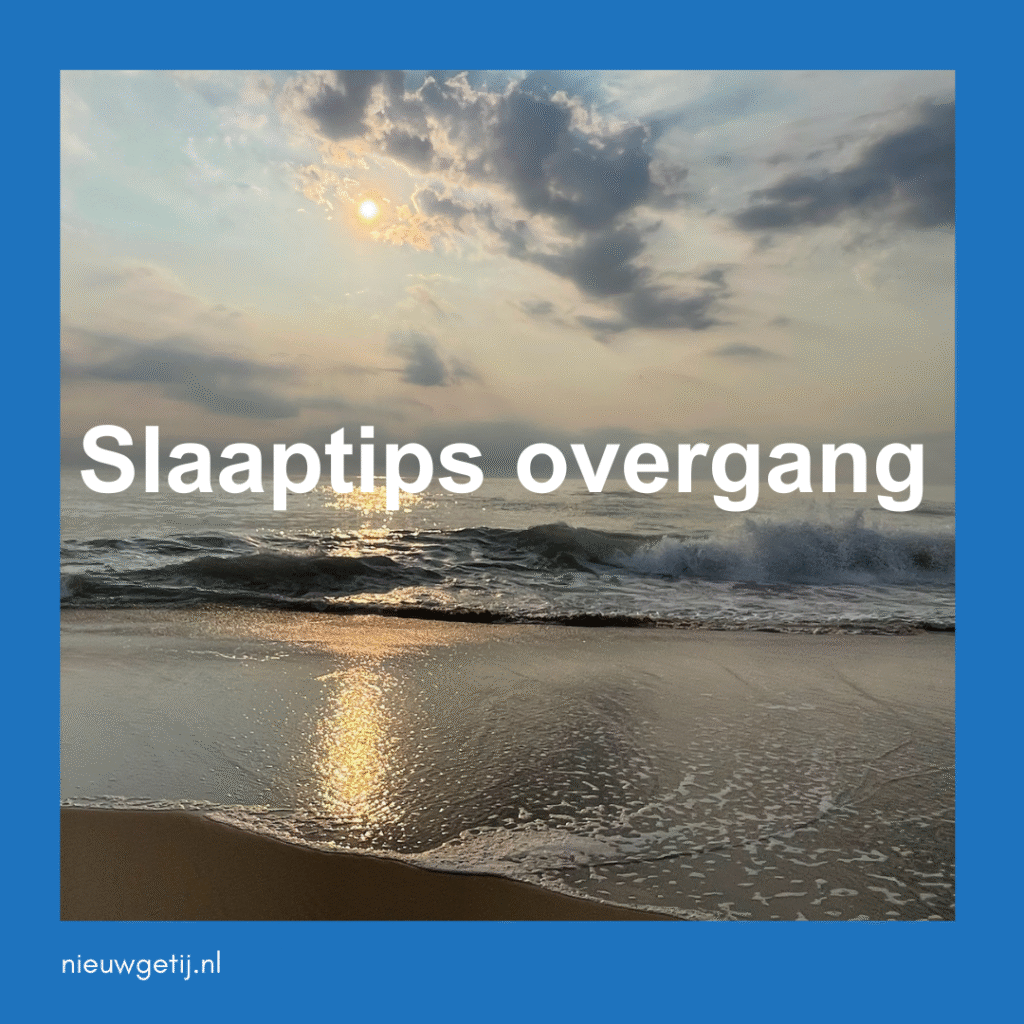 Tekst slaaptips overgang over een foto van ondergaande zon boven onstuimige zee